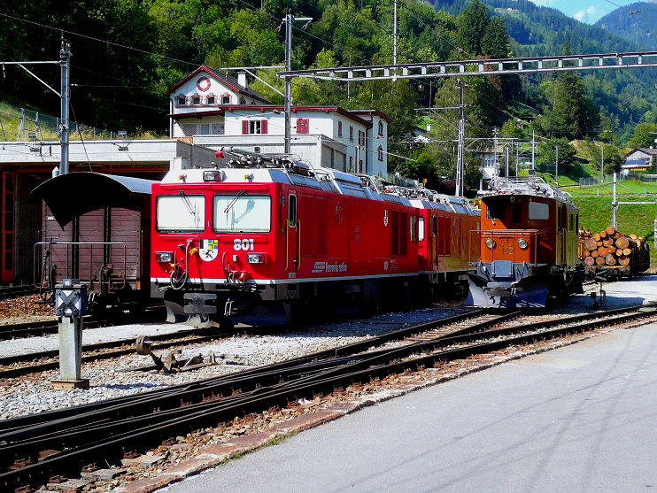 k-002 RhB Berninabahn Zweikraftlokomotiven Gem 4.4 und Bernina Krokodil No. 182 in Poschiavo 22.08.2010 foto herbert rubarth