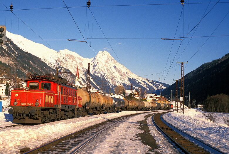 k-179 Arlbergbahn 1020.034-3 Bf. Pettneu 03.02.1993 mit der Parseierspitze 3036m  foto johannes schmoll