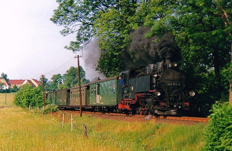 k-1993-05-20_DR Radebeul_099 754 (99 1790) mit Zug 7504 zwischen Bärnsdorf und Berbisdorf (Ralf Kirion)_k